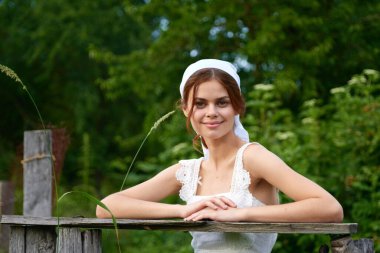 Kadın bahçenin kırsal kesimlerinde ekoloji alanında.