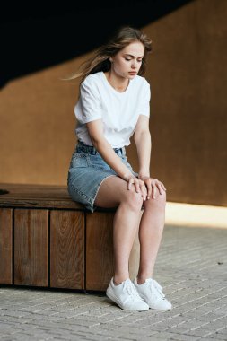 Siyah arka planda beyaz tişörtlü kadın. Moda pozu.