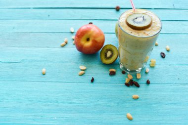 Meyve tatlısı içeceği vitaminler taze leziz mavi arka plan