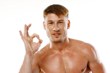 Atletik adam, elleri poz vererek basın jestlerini şişirdi.