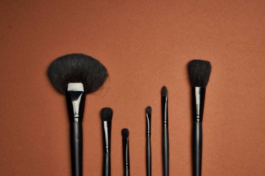 makyaj fırçaları rimel aksesuarları cazibe kahverengi arka plan