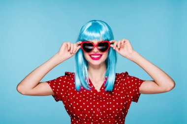 duygusal kadın mavi peruk güneş gözlükleri moda