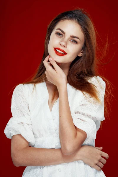 Wesoły rudowłosy kobieta z czerwonymi ustami biały strój czerwony tło — Zdjęcie stockowe