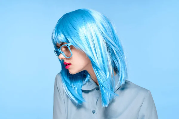 Piękna kobieta w niebieskich okularach peruka moda glamour — Zdjęcie stockowe