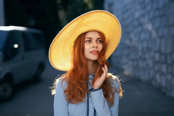 Mulher bonita em chapéu amarelo ao ar livre caminhando para diversão de lazer — Fotografia de Stock