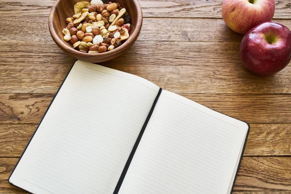 Kuru kahvaltı gevrekleri not defterleri diyet ahşap arka plan — Stok fotoğraf