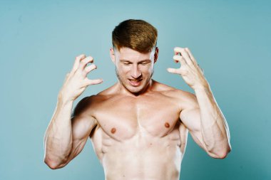 Vücudu kaslı, kaslı vücut geliştirici izole edilmiş arka planı olan sportif bir adam.