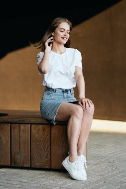 Siyah arka planda beyaz tişörtlü kadın. Moda pozu.