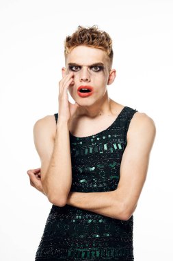 Kadın elbiseli erkek biseksüel pozu veren peruk makyajı.