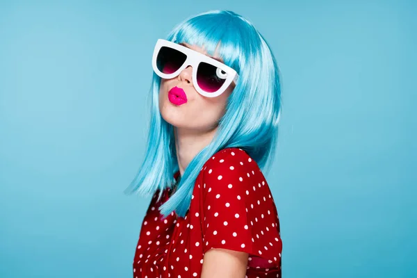 Glad kvinna i blå peruk solglasögon Glamour makeup — Stockfoto