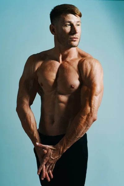 Macho con abultamiento topless entrenamiento muscular posando culturista —  Fotos de Stock