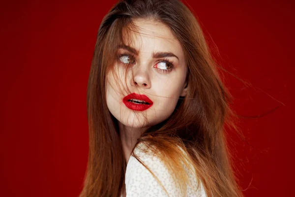 Όμορφη γυναίκα μόδα χτένισμα θέτοντας κόκκινα χείλη απομονωμένο φόντο — Φωτογραφία Αρχείου