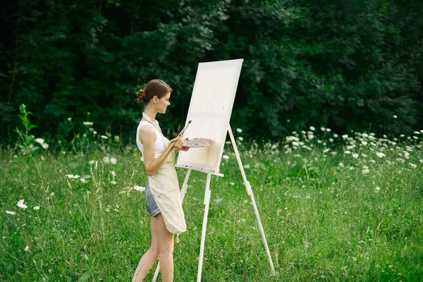Vrouw kunstenaar tekening landschap natuur tekening creatief — Stockfoto