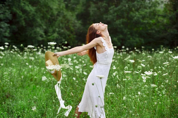 Mulher alegre em um campo ao ar livre flores liberdade de ar fresco — Fotografia de Stock