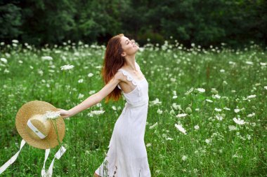 Açık arazide neşeli bir kadın çiçekler taze hava özgürlüğü
