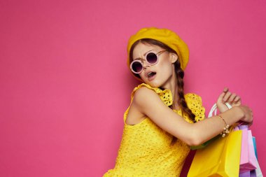Güzel kadın alışveriş eğlence hayatı pembe arka plan