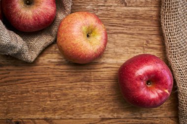 Tahta masadaki elmalar vitaminler taze meyveler organik