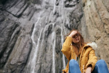 Sırt çantalı kadın yürüyüşçü dağlarda yolculuk özgürlüğü.