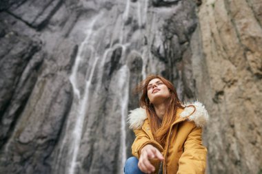 Sırt çantalı kadın yürüyüşçü dağlarda yolculuk özgürlüğü.