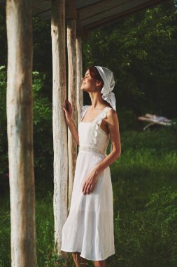 Bahçenin kırsal kesimlerinde neşeli bir kadın doğa.