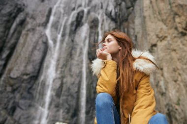 Sırt çantalı kadın yürüyüşçü dağlarda yolculuk özgürlüğü.