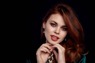 Güzel bir kadın. Şampanya, parlak makyaj tatili.