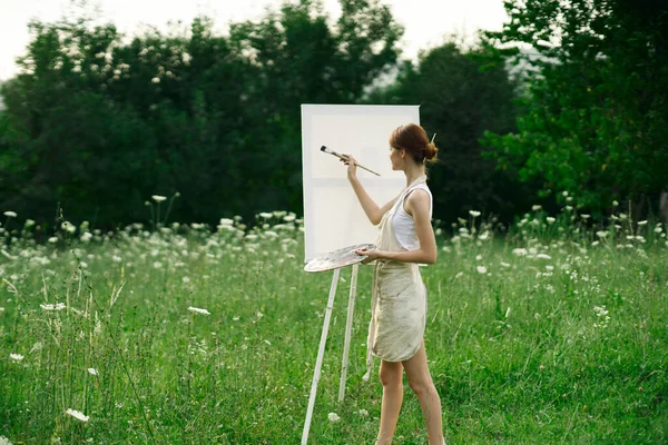 Žena umělec maluje na stojan v přírodě krajina — Stock fotografie