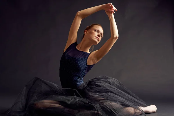 黒のドレスダンスのファッションの練習のかなりの女性暗い背景 — ストック写真