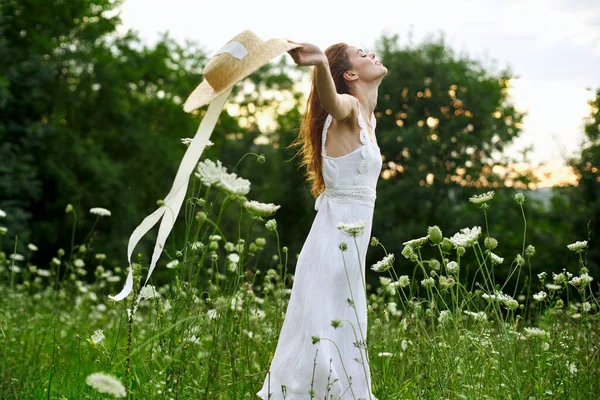 Женщина в белом платье цветы свобода ходить свежий воздух — стоковое фото