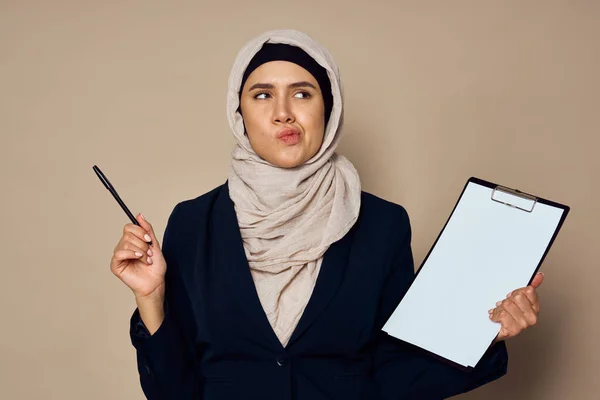 5.穆斯林妇女，手头上拿着文件，从事办公室工作 — 图库照片