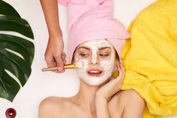 Vidám nő spa kezelések kozmetikumok szépség szalon fény háttér — Stock Fotó