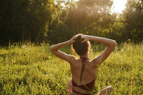 Kvinna på sommaren sitter på gräset utomhus meditation frihet — Stockfoto