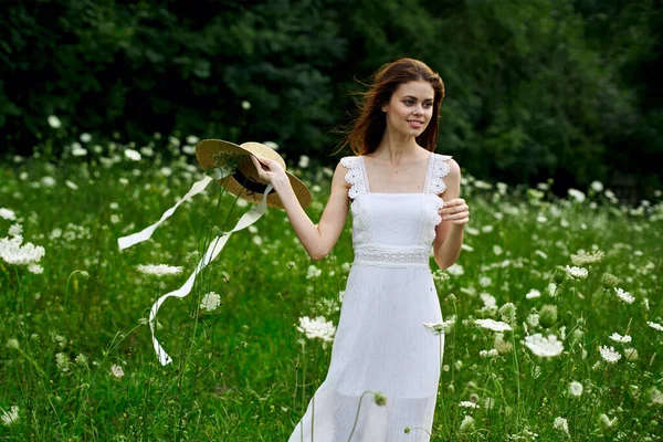 Vrouw in witte jurk hoed natuur veld bloemen — Stockfoto