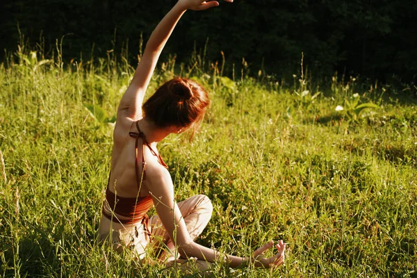 Kvinna på sommaren sitter på gräset utomhus meditation frihet — Stockfoto