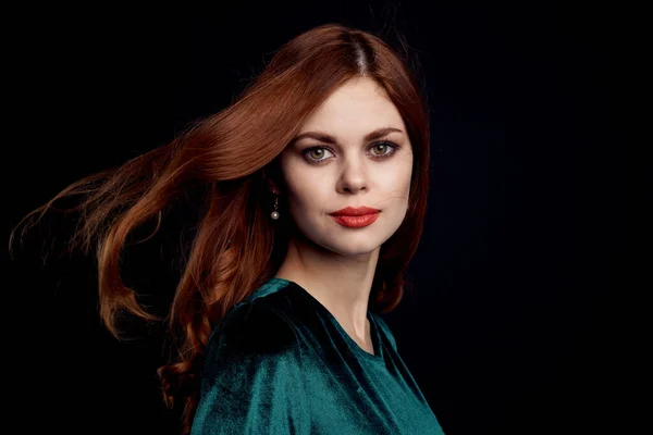 Mooie vrouw groene jurk rode lippen charme geïsoleerde achtergrond — Stockfoto