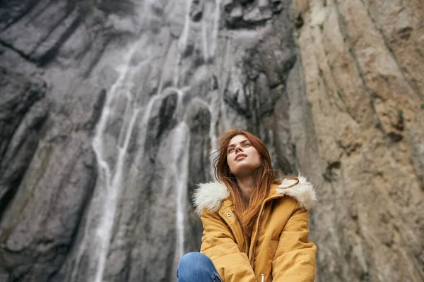 Mulher caminhante com mochila montanhas viajar aventura liberdade — Fotografia de Stock