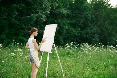Kadın ressam manzara çiziyor doğa yaratıcı çiziyor