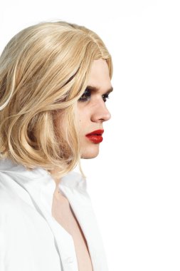 Peruk Kadınları Kozmetik Bölümü 'nde erkek.