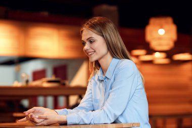 Açık hava yazında bir kafede iş kadını.