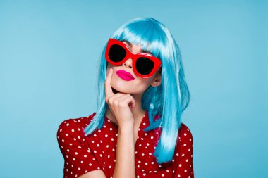 Mavi peruklu güzel kadın. Güneş gözlüklü. Yakın plan.