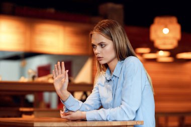 Açık hava yazında bir kafede iş kadını.