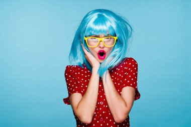 Neşeli kadın mor saçlar sarı gözlükler moda cazibesi