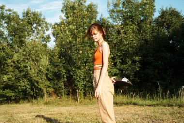 Dışarıda büyük siyah bir köpekle oynayan bir kadın. Eğlenceli bir arkadaşlık.