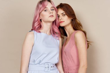 Moda elbiseli iki kadın model dekorasyonu yapıyor.