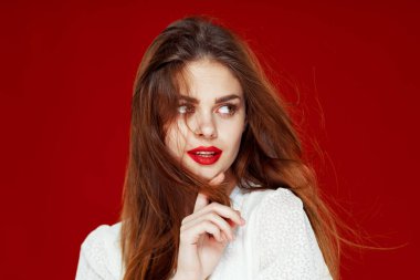 Güzel kadın moda saç stili kırmızı dudaklar izole edilmiş arka plan