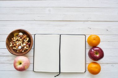 Meyve gevrekleri düzgün beslenme notları kahvaltı diyeti üst görünümü