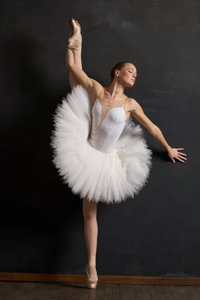 Bailarina dança desempenho clássico o fundo escuro — Fotografia de Stock