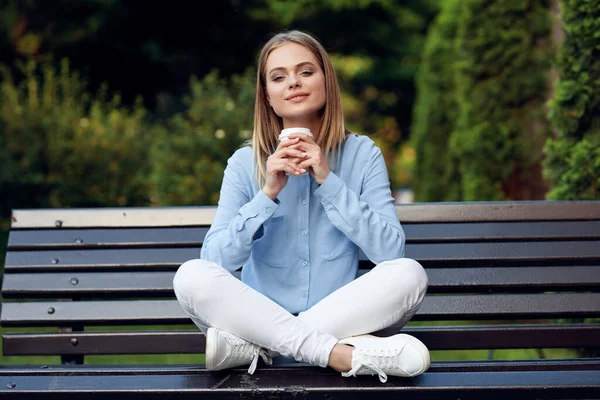 Frauen im Freien im Park Stadtspaziergang Freizeit — Stockfoto