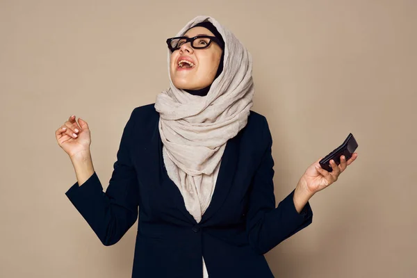 Femme musulmane avec calculatrice dans les mains travail bureau entreprise — Photo