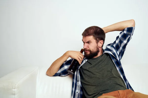 Borracho hombre alcoholismo problemas emociones depresión luz fondo — Foto de Stock